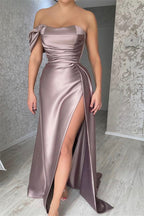 Schlichtes, schulterfreies, ärmelloses Meerjungfrau-Ballkleid aus Satin mit Schlitz vorne