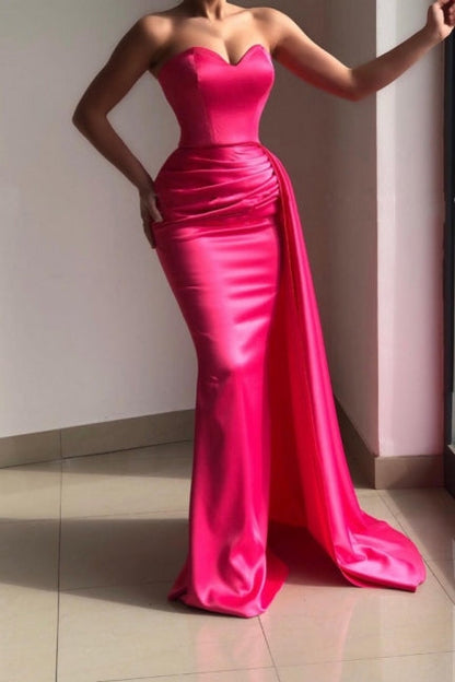 Vestido de fiesta sencillo de satén elástico con volantes, corte sirena, sin mangas y tirantes finos en color rosa