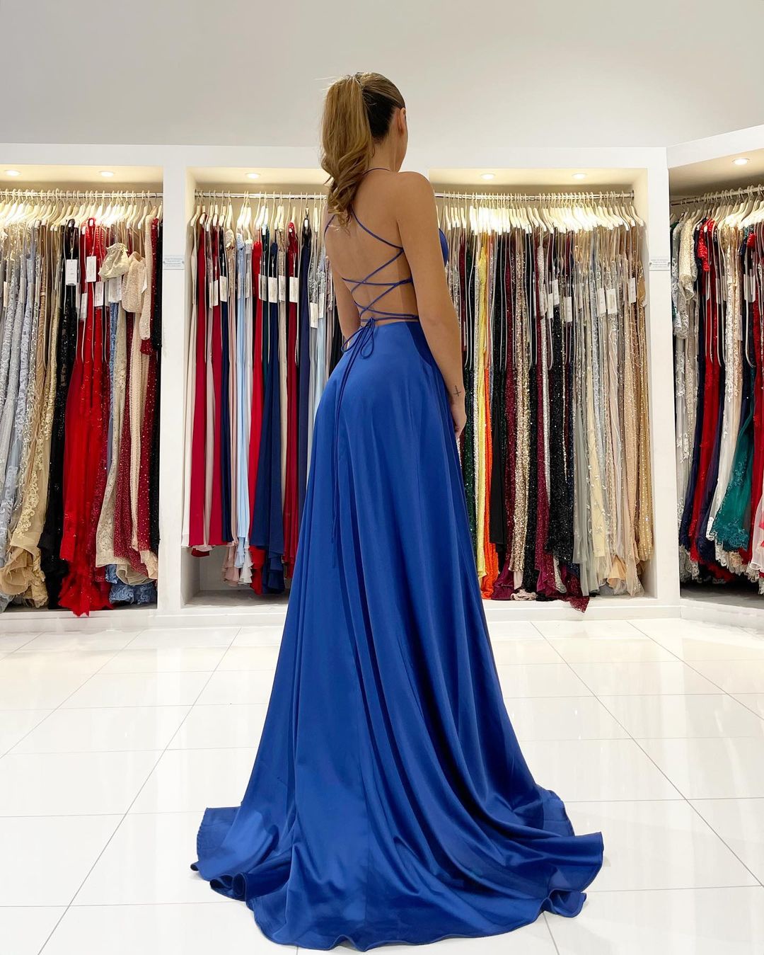 Schlichtes königsblaues, rückenfreies, langes Ballkleid in A-Linie mit V-Ausschnitt und Schlitz