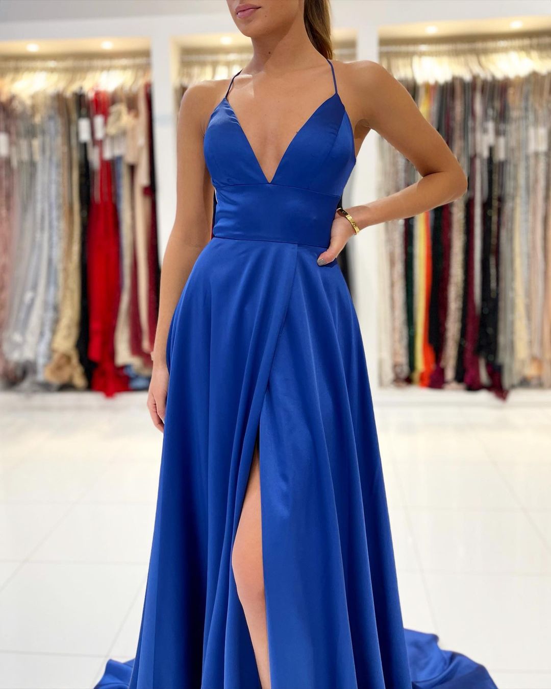 Schlichtes königsblaues, rückenfreies, langes Ballkleid in A-Linie mit V-Ausschnitt und Schlitz