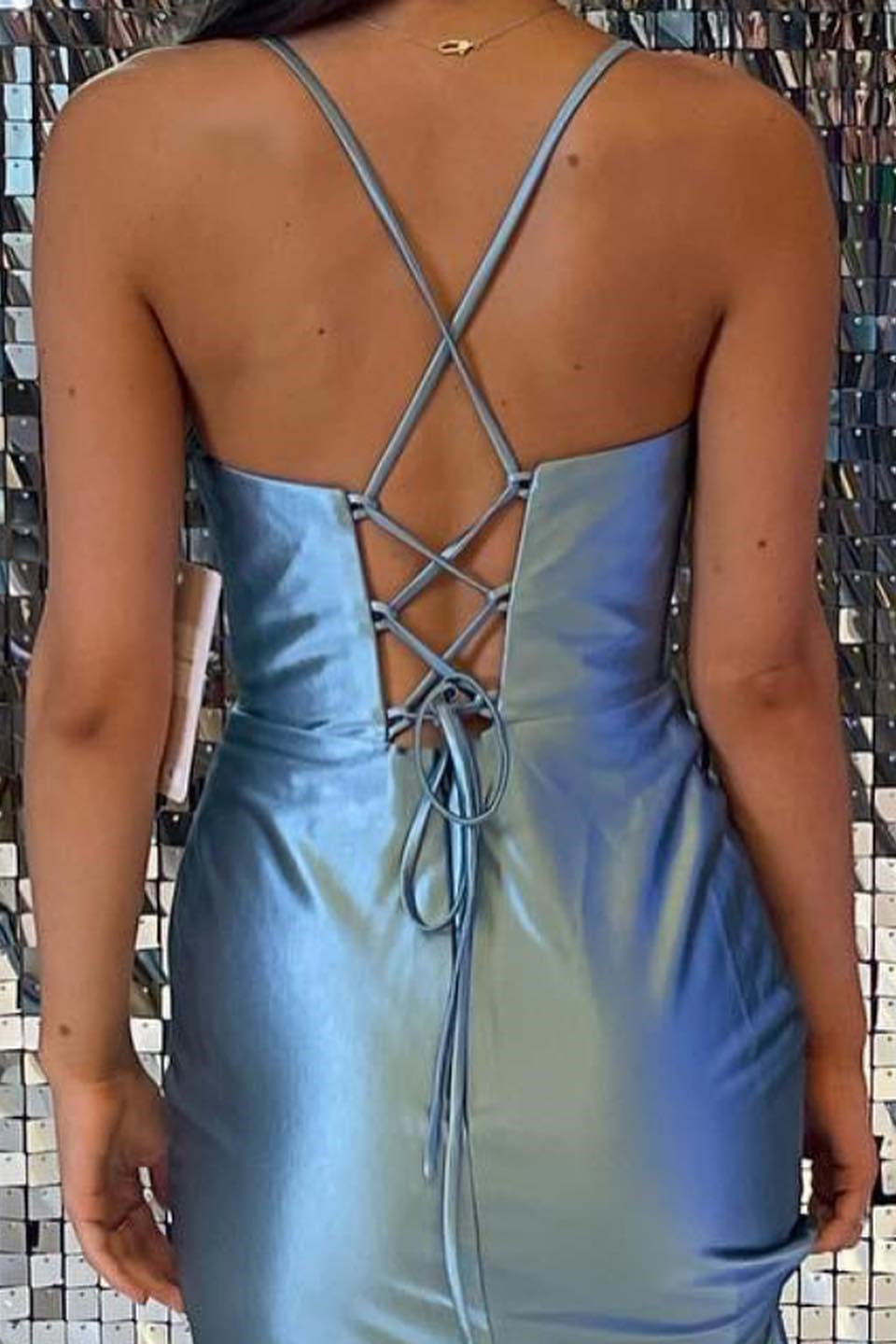 Schlichtes ärmelloses Ballkleid aus Satin mit Spaghettiträgern und Schlitz