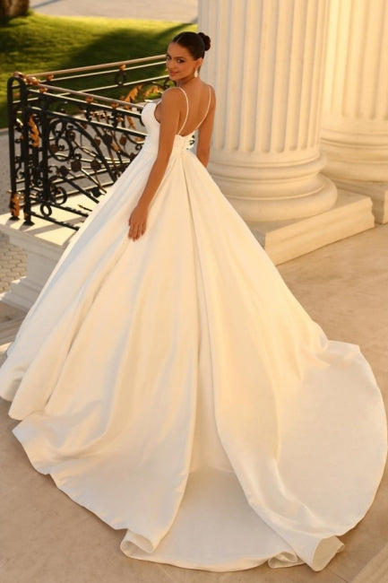 Schlichtes ärmelloses Ballkleid aus Satin mit Spaghettiträgern