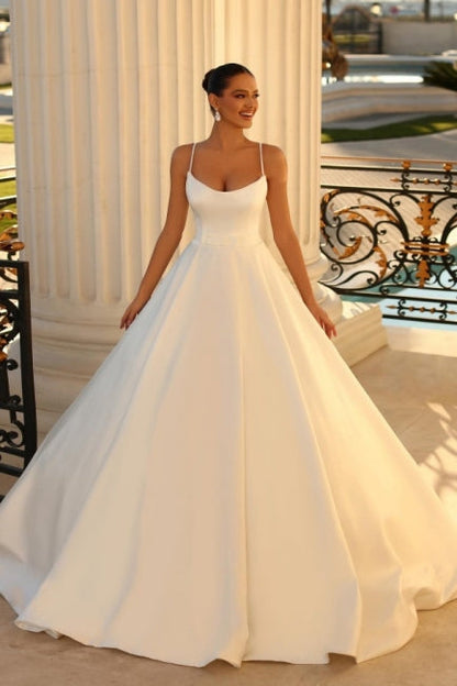 Schlichtes ärmelloses Ballkleid aus Satin mit Spaghettiträgern