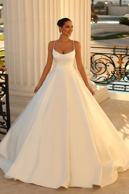 Schlichtes ärmelloses Ballkleid aus Satin mit Spaghettiträgern