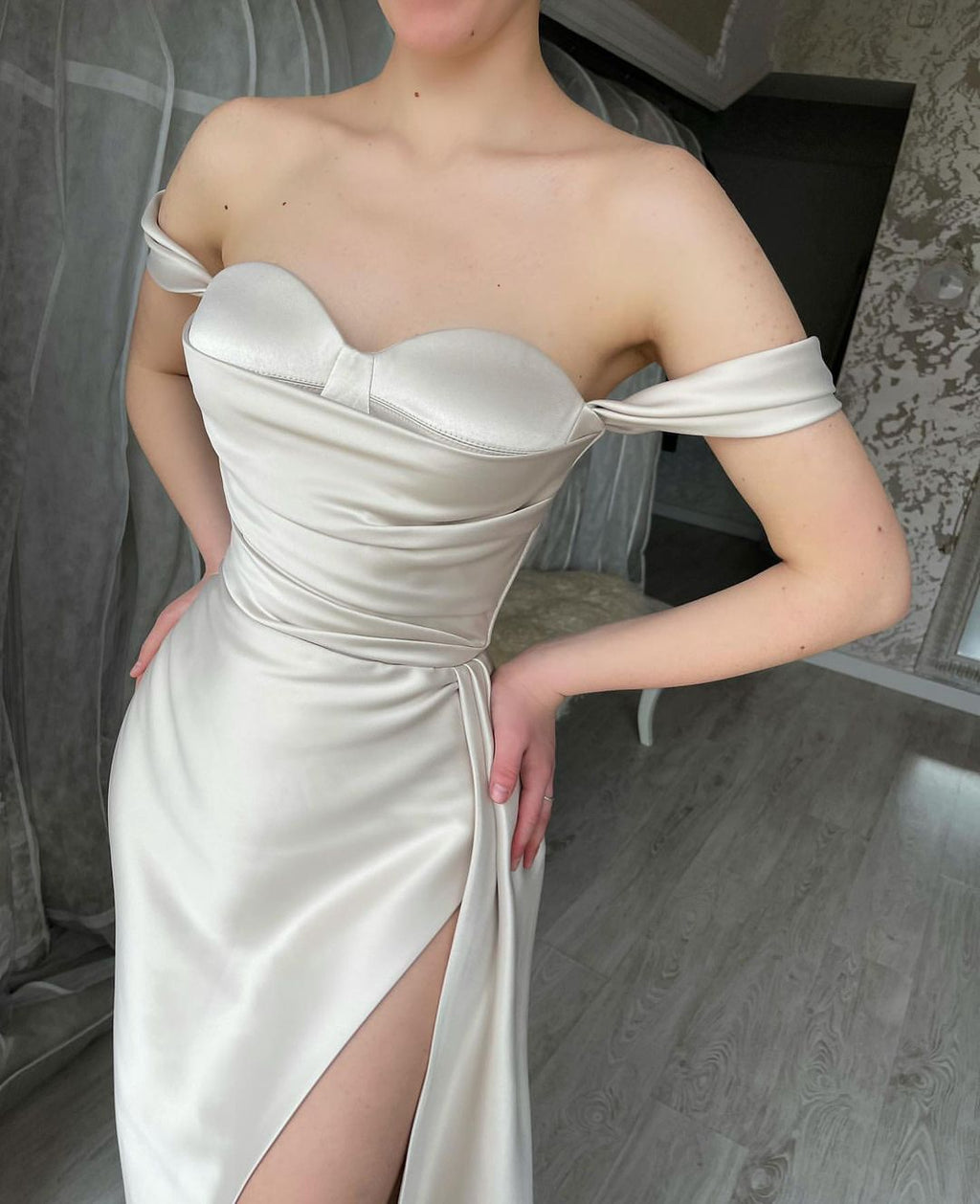 Schlichtes, langes, schulterfreies A-Linien-Ballkleid mit Herzausschnitt und Schlitz