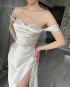 Schlichtes, langes, schulterfreies A-Linien-Ballkleid mit Herzausschnitt und Schlitz