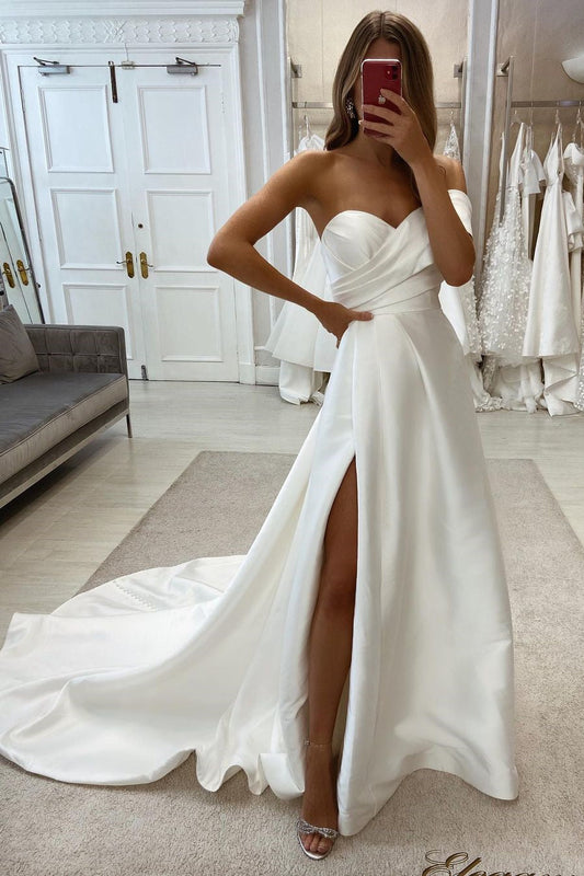 Vestido de novia sencillo de satén sin mangas con escote corazón y hombros descubiertos con abertura