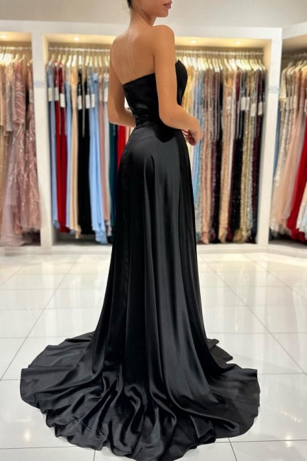 Vestidos de noche negros largos de satén con escote en forma de corazón y abertura