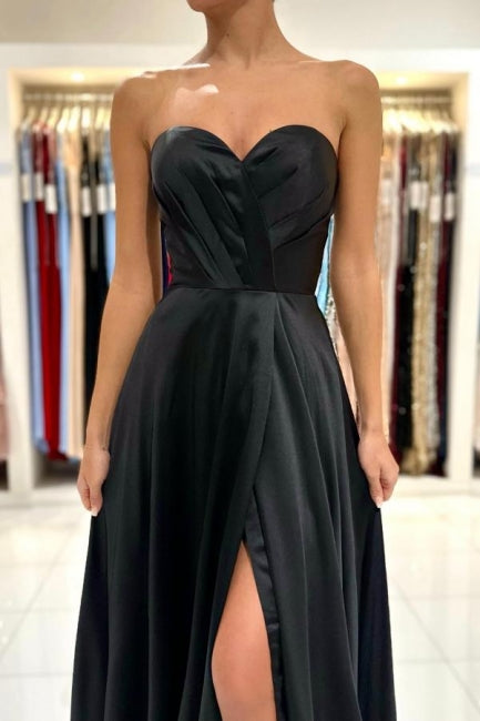 Vestidos de noche negros largos de satén con escote en forma de corazón y abertura