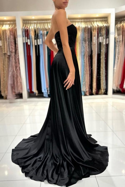 Vestidos de noche negros largos de satén con escote en forma de corazón y abertura
