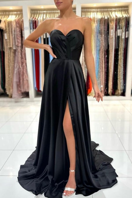 Vestidos de noche negros largos de satén con escote en forma de corazón y abertura