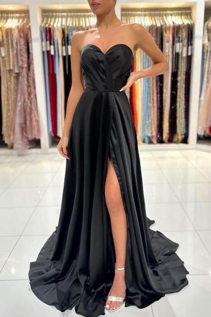 Vestidos de noche negros largos de satén con escote en forma de corazón y abertura