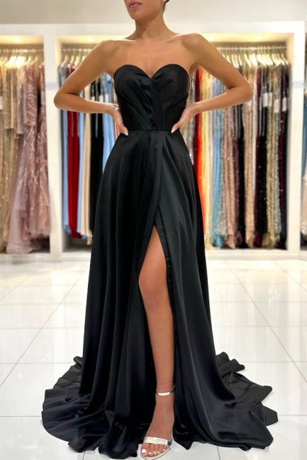 Vestidos de noche negros largos de satén con escote en forma de corazón y abertura