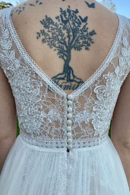 Einfaches ärmelloses Säulen-Brautkleid aus Tüll mit V-Ausschnitt und Spitze 
