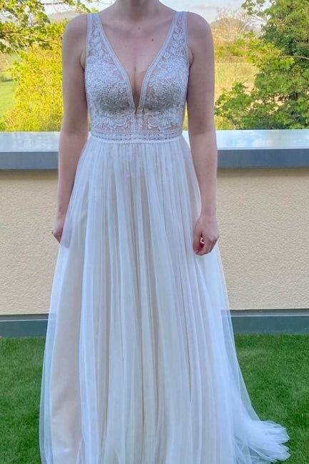 Einfaches ärmelloses Säulen-Brautkleid aus Tüll mit V-Ausschnitt und Spitze 