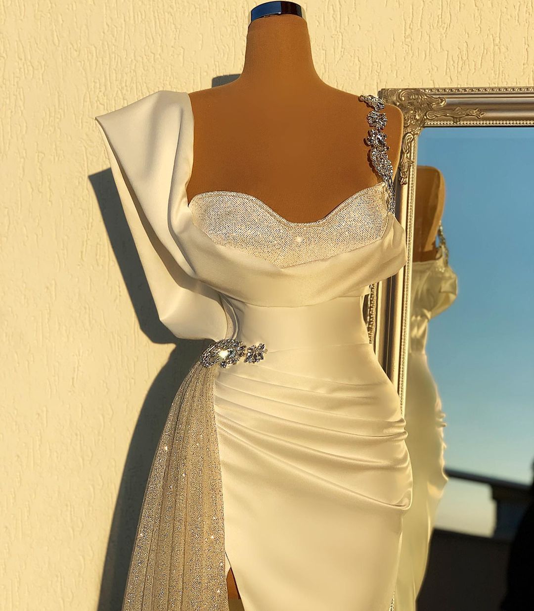 Schlichtes langes Meerjungfrau-Abschlussballkleid aus Tüll mit Spaghettiträgern und Schlitz in Weiß