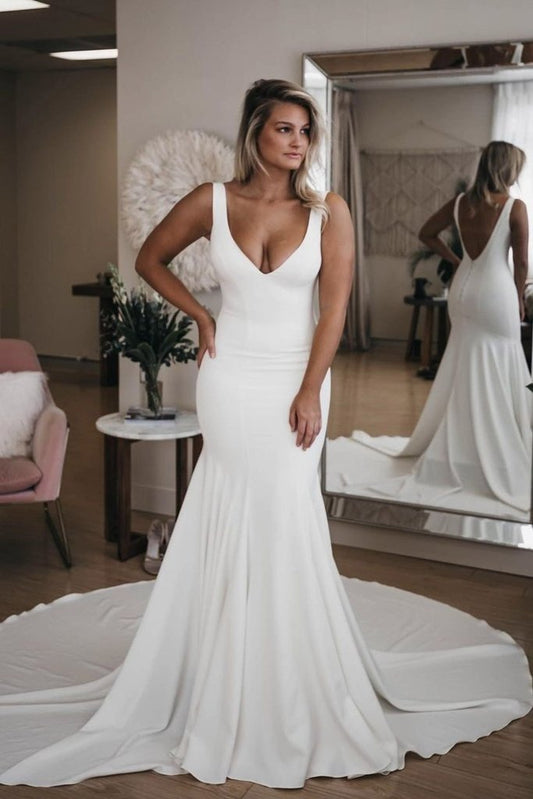 Vestido de novia sencillo blanco largo con escote en V y cola de sirena sin espalda