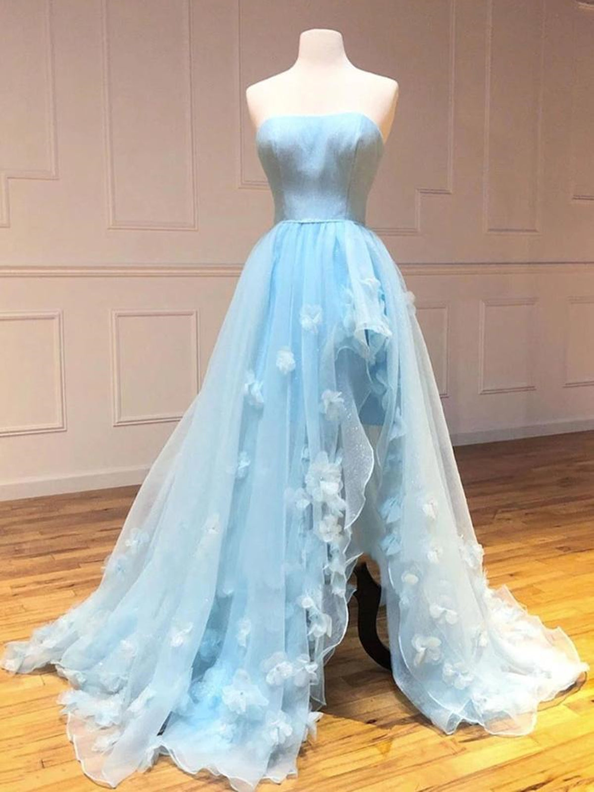 Himmelblaues High Low A-Linien-Ballkleid mit trägerlosem Tüll und Spitze und Schlitz
