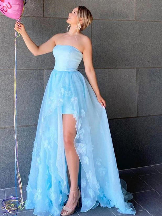 Himmelblaues High Low A-Linien-Ballkleid mit trägerlosem Tüll und Spitze und Schlitz