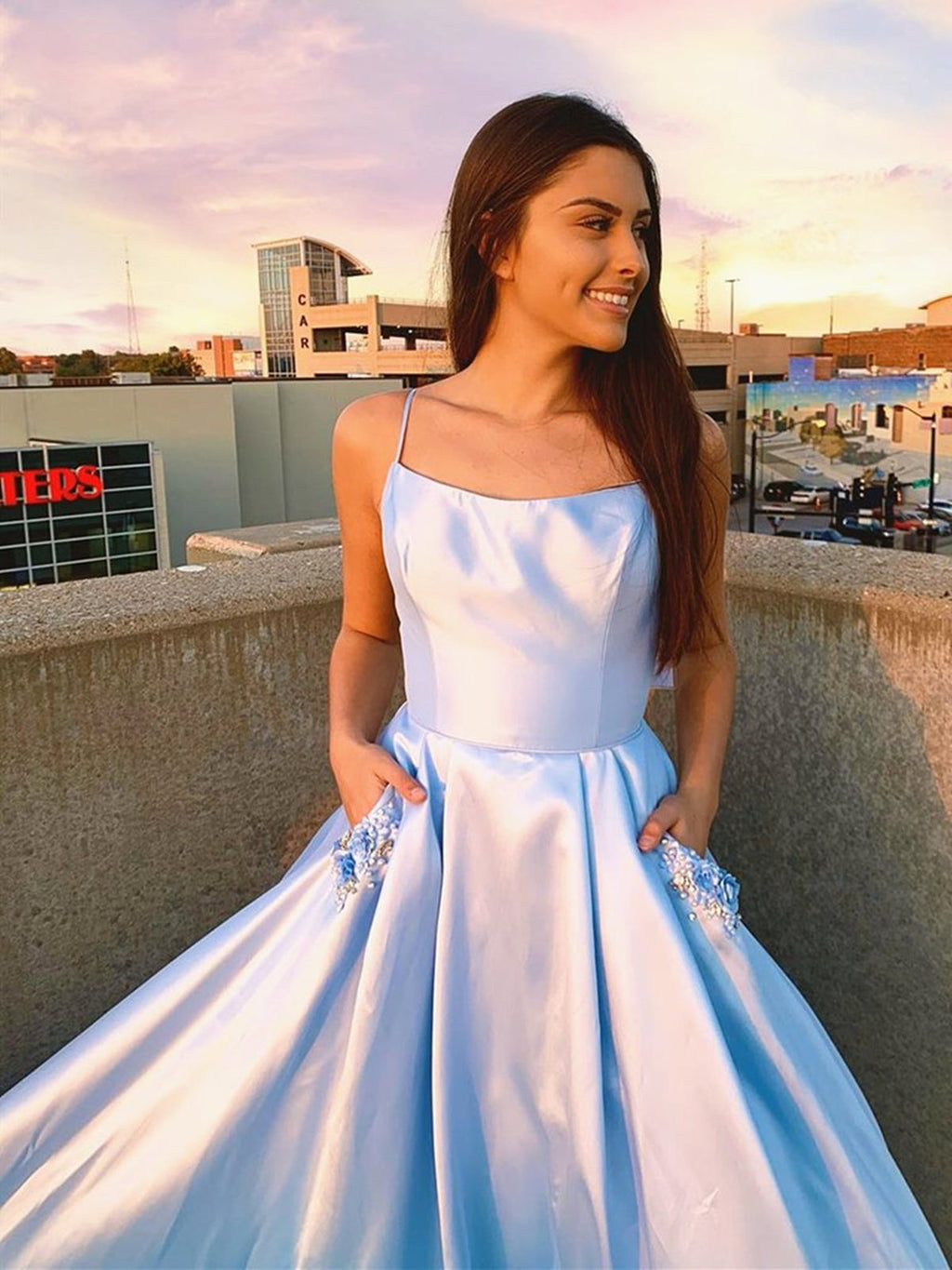 Himmelblaues langes A-Linien-Abendkleid aus Satin mit Taschen