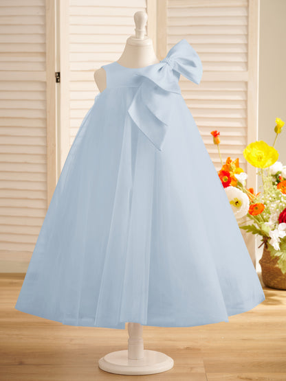 Vestido de daminha de honra infantil em tule com laço grande e comprimento de chá 