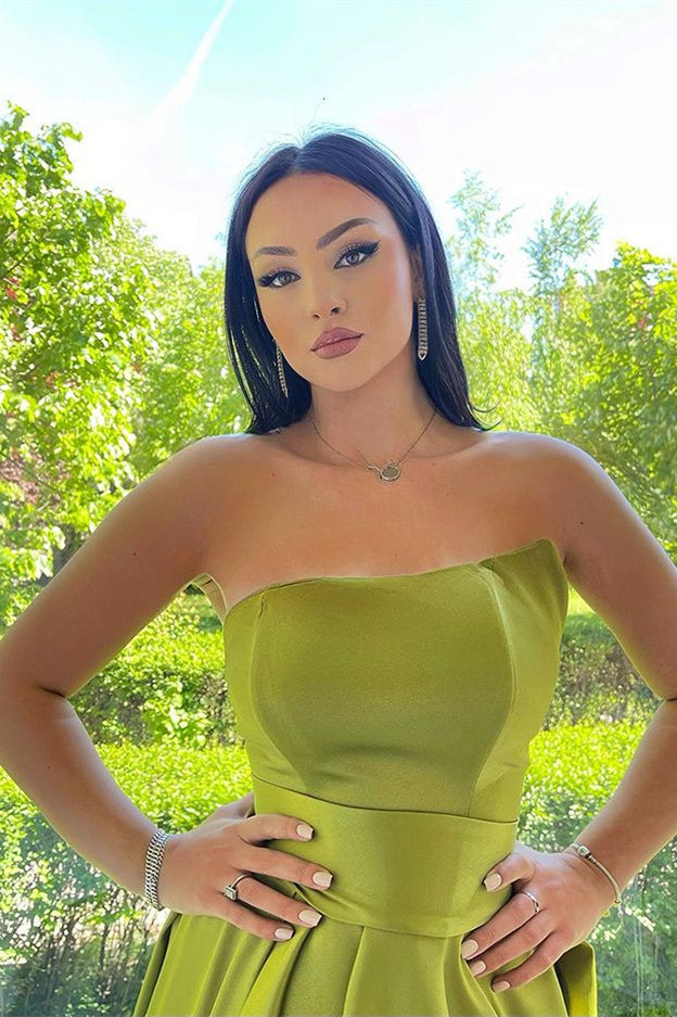 Elegante vestido de fiesta verde sin mangas con volantes y abertura frontal en forma de A