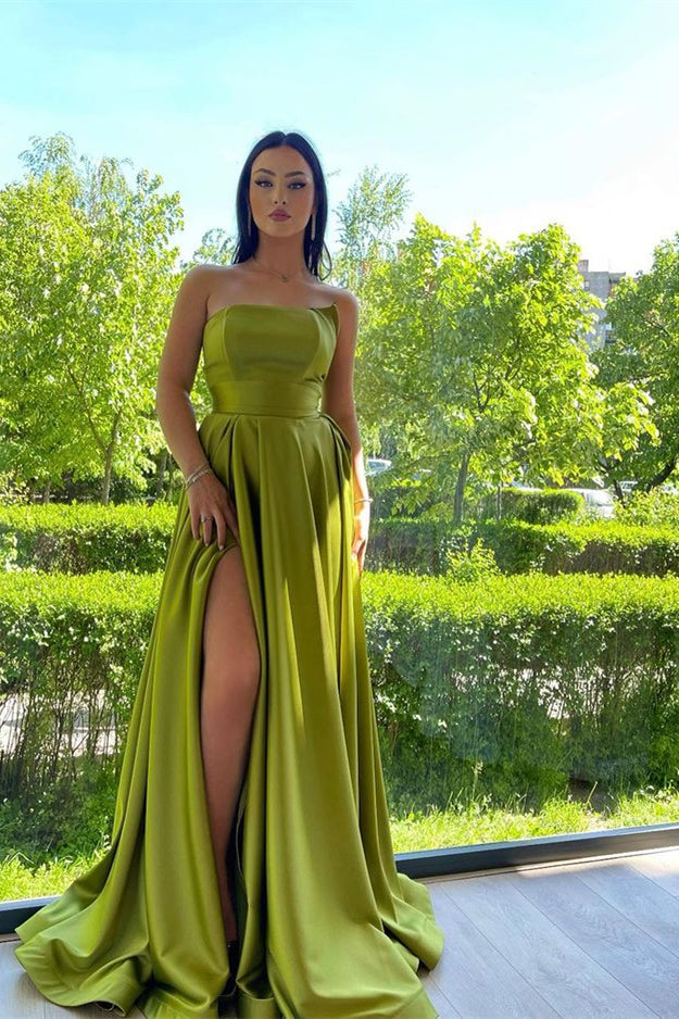 Elegante vestido de fiesta verde sin mangas con volantes y abertura frontal en forma de A