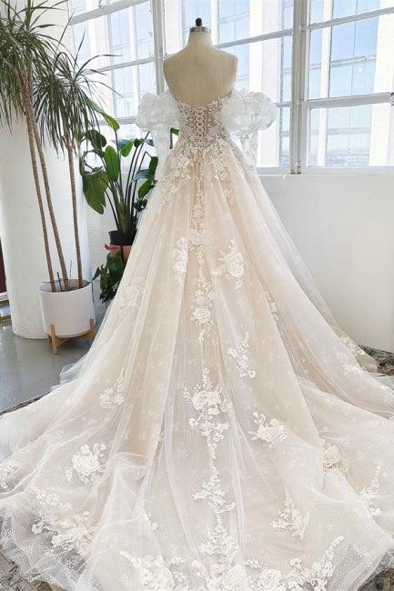 Ärmelloses, bodenlanges, trägerloses Garten-Brautkleid aus Tüllspitze mit Applikationen