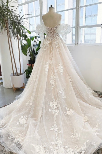 Ärmelloses, bodenlanges, trägerloses Garten-Brautkleid aus Tüllspitze mit Applikationen