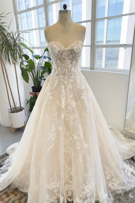 Ärmelloses, bodenlanges, trägerloses Garten-Brautkleid aus Tüllspitze mit Applikationen