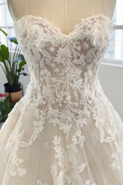 Ärmelloses, bodenlanges, trägerloses Garten-Brautkleid aus Tüllspitze mit Applikationen