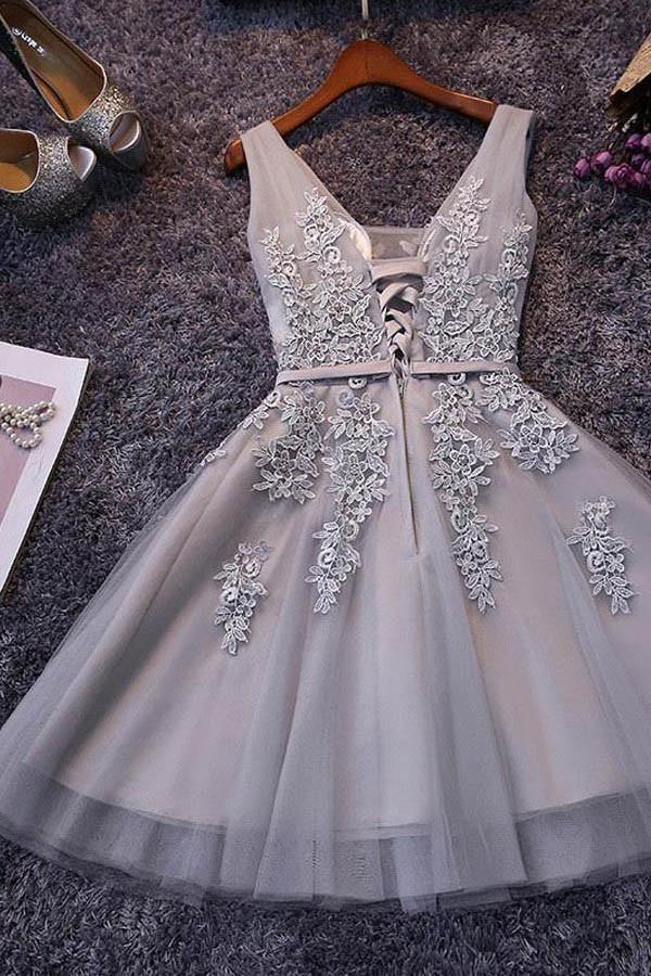 Vestido corto de tul con encaje, sin mangas y apliques de encaje PG098