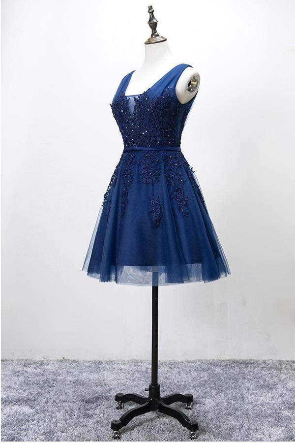 Vestido corto de tul con encaje, sin mangas y apliques de encaje PG098
