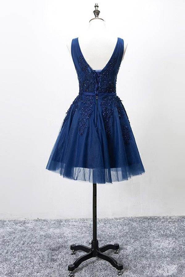 Vestido corto de tul con encaje, sin mangas y apliques de encaje PG098