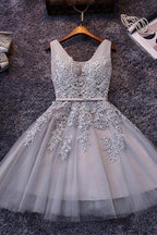 Ärmelloses, kurzes Homecoming-Kleid aus Tüll mit Schnürung und Spitzenapplikationen PG098