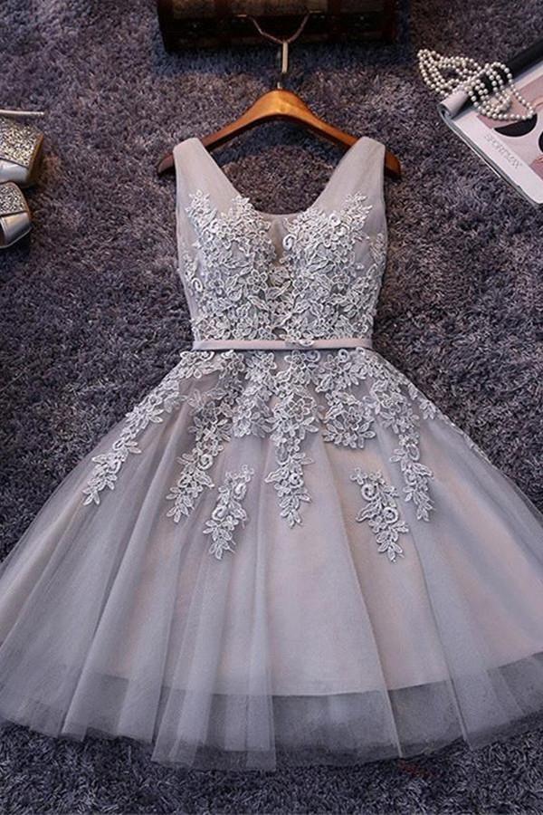Vestido corto de tul con encaje, sin mangas y apliques de encaje PG098
