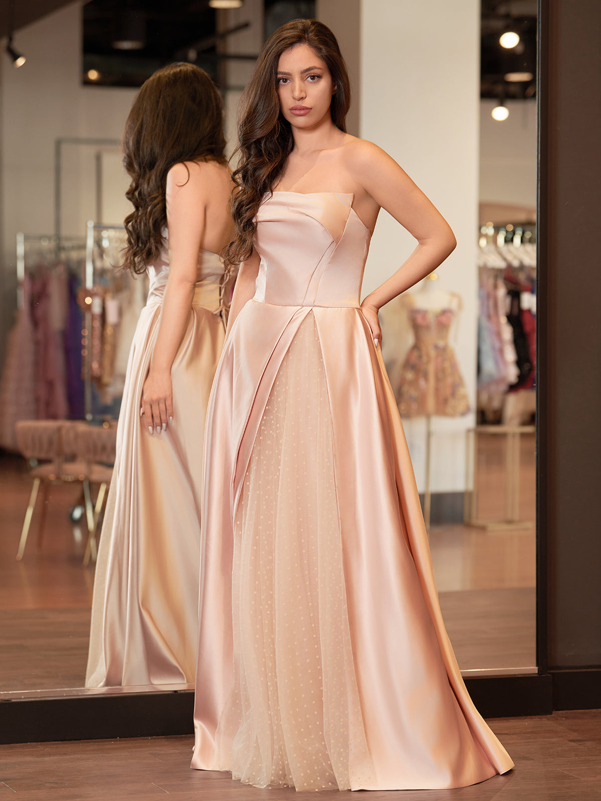 Vestido de noche de satén sin mangas, corte A, largo hasta el suelo, con abertura y tul, sin tirantes.