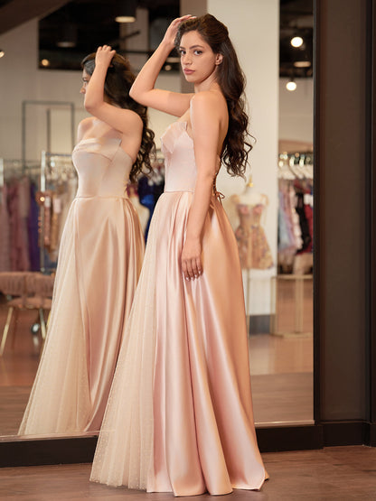 Ärmelloses, bodenlanges Abendkleid aus Satin in A-Linie mit Schlitz und trägerlosem Tüll