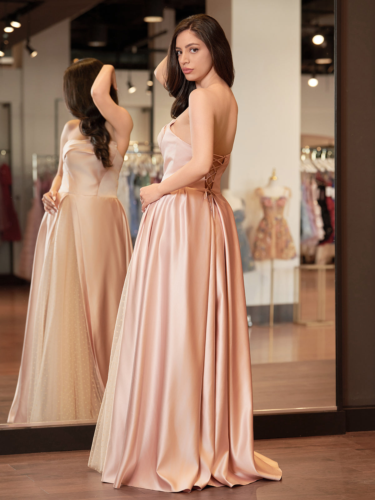 Ärmelloses, bodenlanges Abendkleid aus Satin in A-Linie mit Schlitz und trägerlosem Tüll