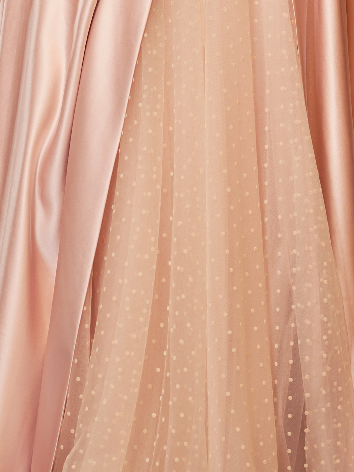 Ärmelloses, bodenlanges Abendkleid aus Satin in A-Linie mit Schlitz und trägerlosem Tüll