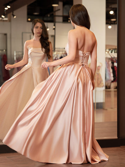 Ärmelloses, bodenlanges Abendkleid aus Satin in A-Linie mit Schlitz und trägerlosem Tüll