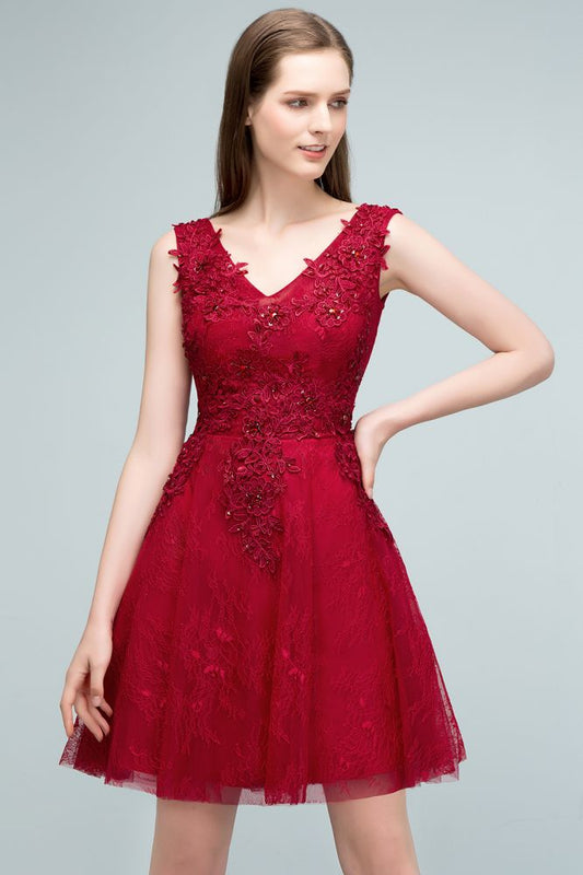 Ärmelloses kurzes A-Linien-Ballkleid mit V-Ausschnitt und Spitzenapplikationen aus Tüll
