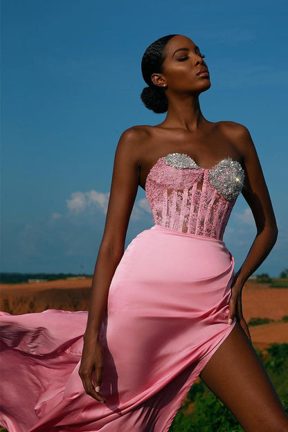Ärmelloses Ballkleid mit Schlitz vorne und Herzausschnitt und Perlen