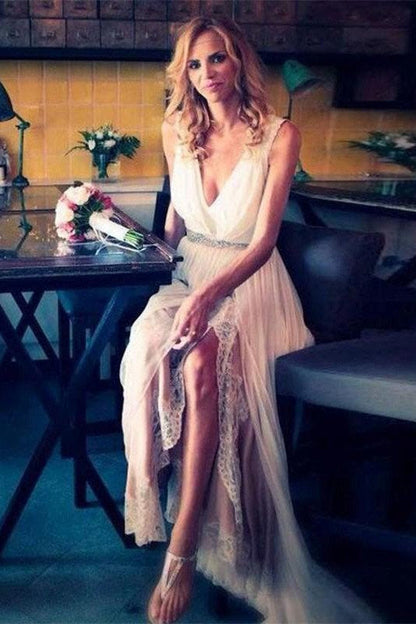 Vestido de novia de gasa con pedrería, cola larga y escote en V sin mangas