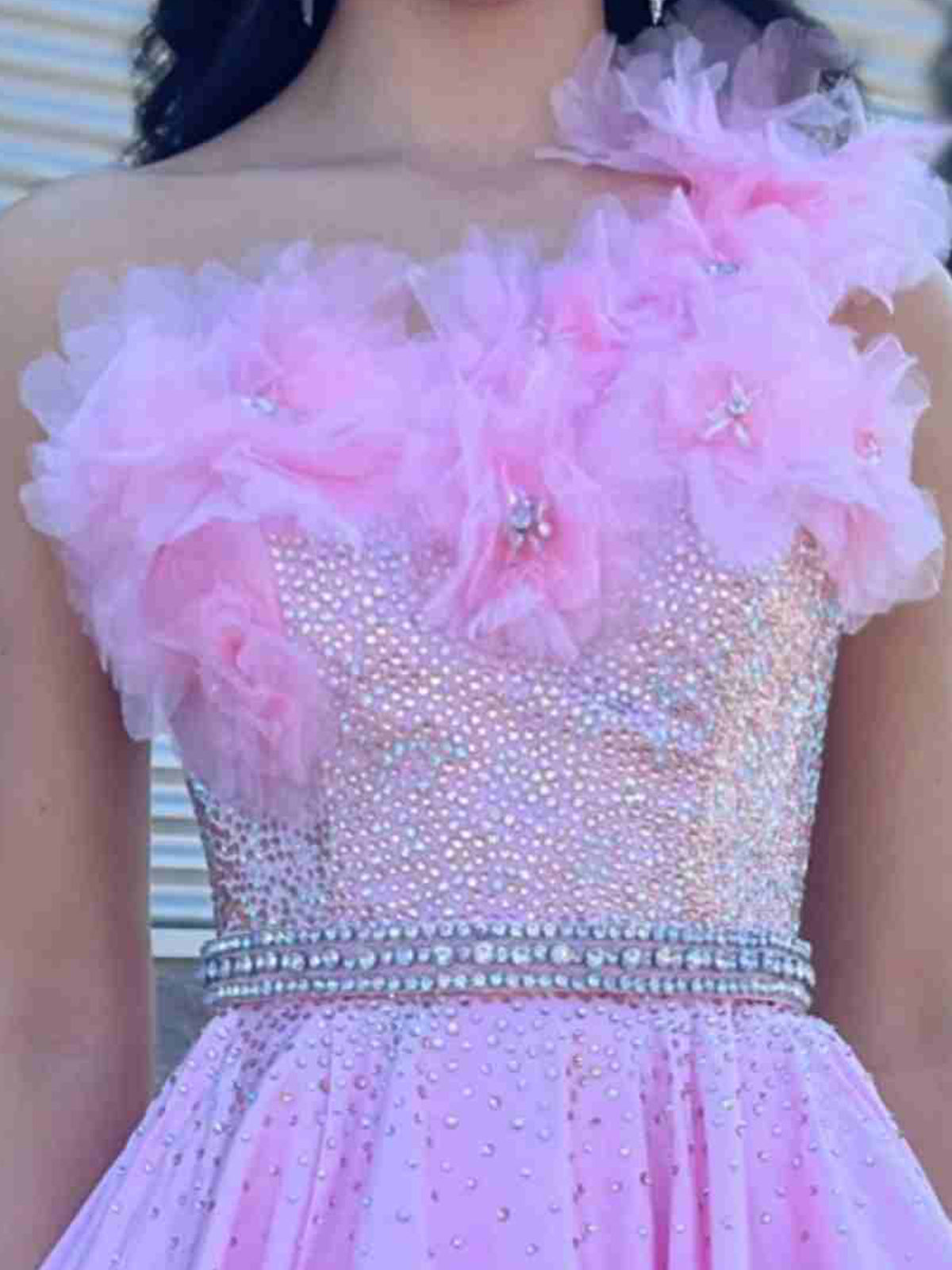 Sophronia | Bonbonrosa, Perlenbesetztes, One-Shoulder-Ballkleid mit Blumen