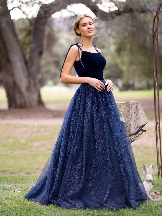 Vestido de fiesta de tul y terciopelo con tirantes finos hasta el suelo