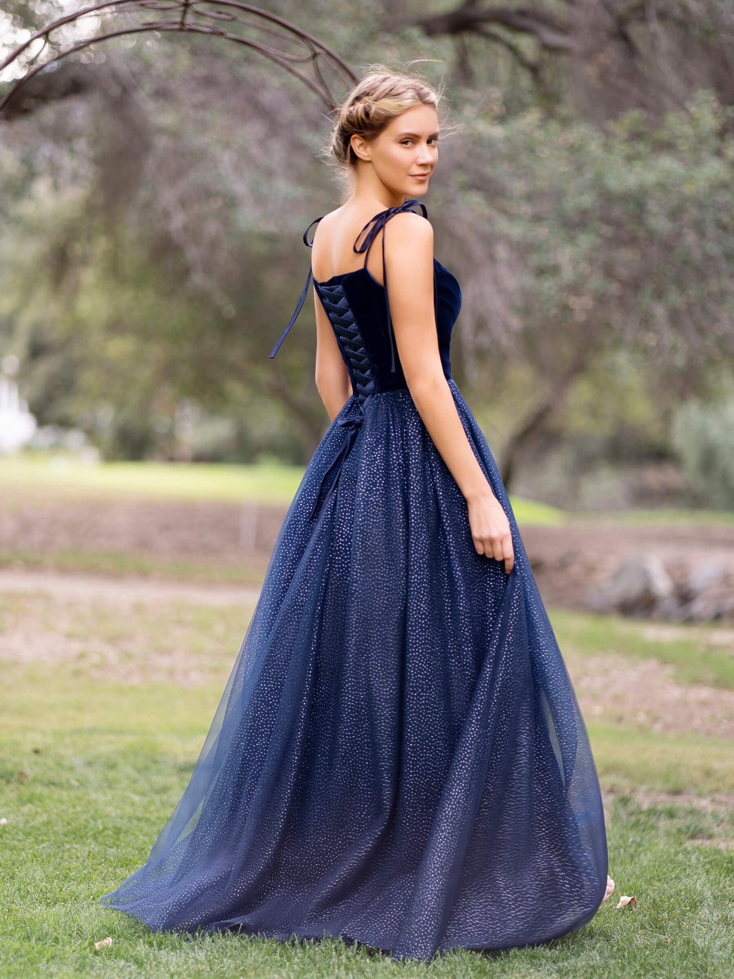 Bodenlanges Ballkleid aus Samttüll mit Spaghettiträgern