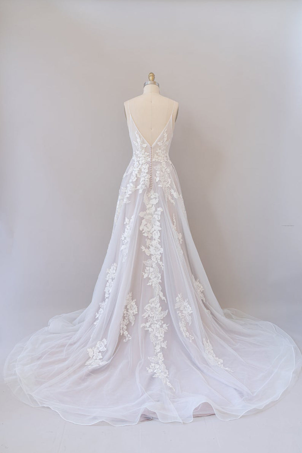 Brautkleid mit Spaghettiträgern, Spitzenapplikationen und Tüll 