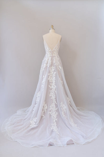 Brautkleid mit Spaghettiträgern, Spitzenapplikationen und Tüll 
