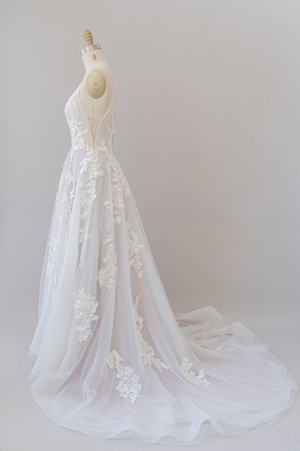 Brautkleid mit Spaghettiträgern, Spitzenapplikationen und Tüll 